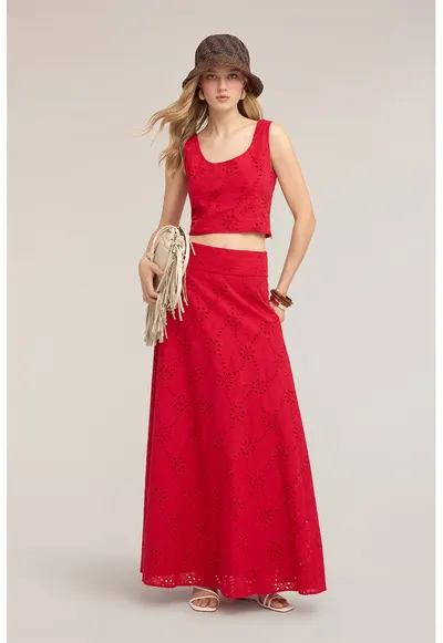 Fusta maxi cu design perforat - Rosu cireasa