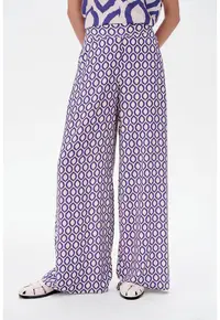 Pantaloni cu croiala ampla si model grafic