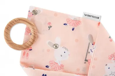 Bavetica tip bandana Bocioland Dancer Pink cu inel de dentitie,realizata din bumbac 100,fixare cu capse