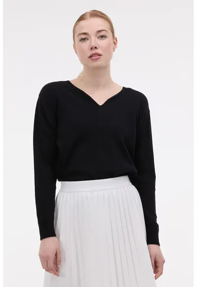 Pulover tricotat fin cu decolteu in V - Negru