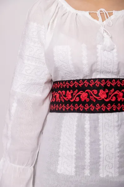 Brau traditional negru cu motiv floral rosu Elisabeta 02