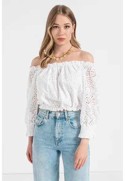 Bluza cu decolteu pe umeri si perforatii - Alb