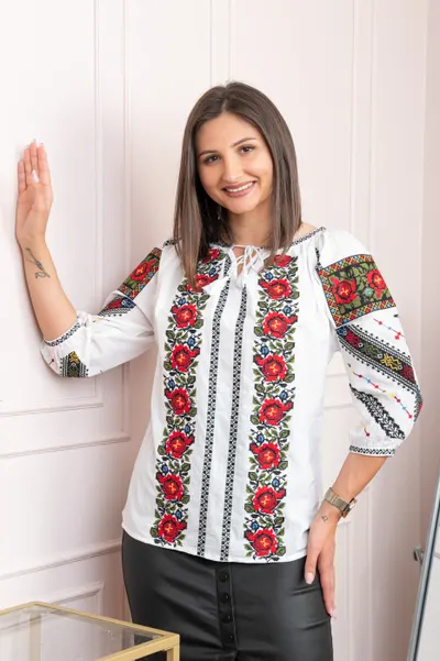 Bluza tip ie alba cu motiv floral rosu Floarea