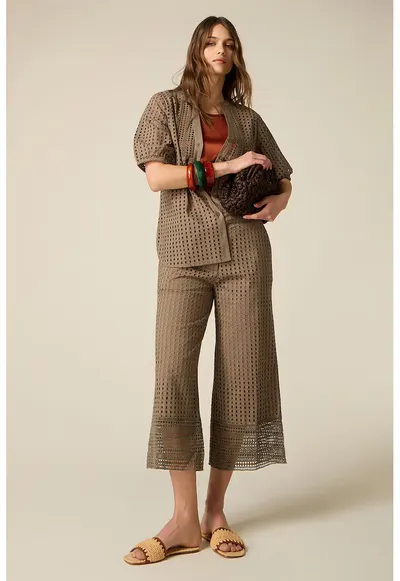Pantaloni capri cu perforatii si talie medie - Maro camel