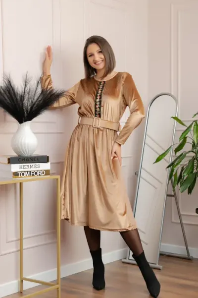 Rochie din catifea Layla cu centura in talie si detaliu boho-floral - Camel