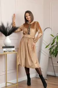 Rochie din catifea Layla cu centura in talie si detaliu boho-floral - Camel