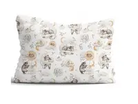 Fata de perna antialergica pentru copii BabyMam Beige Bears realizata din 100 bumbac respirabil, inchidere cu fermoar, dimensiune 40x60 cm