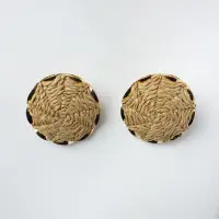 Cercei metalici cu forma rotunda bombata, camel cu auriu