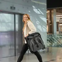 Carucior pentru copii Kinderkraft Nebo Midnight Black, cadru din aluminiu, compact, compatibil avion, greutate admisa 22 kg, include geanta de transport si curea de umar