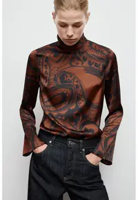 Bluza cu guler inalt si model - Maro inchis/Portocaliu stins