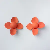 Cercei in forma de floare cu patru petale, corai mat