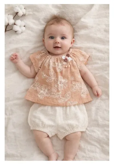 Set bebelusi fetita bluza maro cu broderie florala pantaloni scurti crem vara elegant