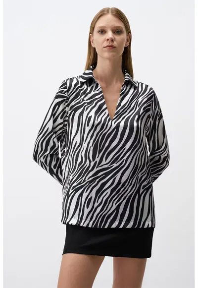 Bluza lejera cu decolteu in V - Alb/Negru