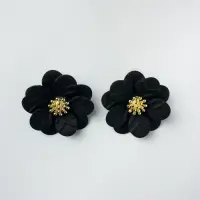 Cercei in forma de floare cu petale duble si auriu in mijloc, negri