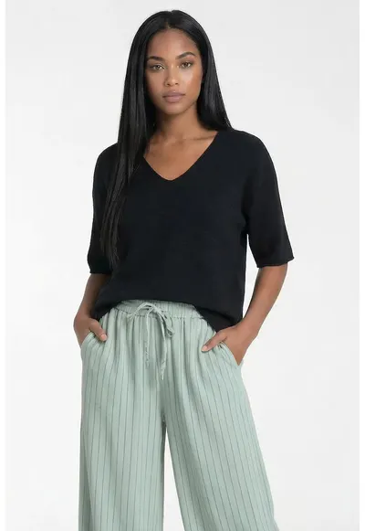 Pulover dama M1319 - negru - croiala clasica - decolteu in V - maneca scurta - viscoza