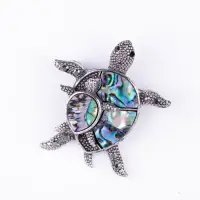Brosa metalica argintie cu scoica naturala paua shell si pietricele argintii, broscuta testoasa cu pui