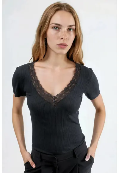 Bluza dama guler in V - detalii din dantela - negru - bumbac