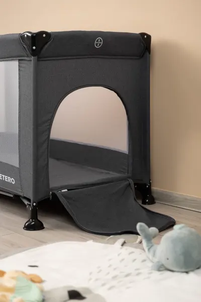 Patut pliabil pentru copii Caretero Basic Graphite cu un nivel,fereastra acces cu fermoar, saltea pliabila 120x690 cm si geanta transport incluse, greutate admisa 15 kg, dimensiune 125x66x75.5 cm