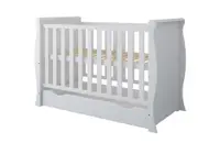 Patut din lemn 120x60 cm cu laterala detasabila ,sertar si margine din silicon pentru protectie dintisori Mini Sleight White