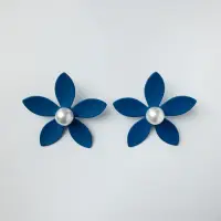 Cercei in forma de floare cu cinci petale si perla sintetica alba in mijloc, albastru mat