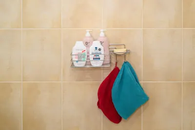 Etajeră baie fără găurire, cu adeziv – organizator duș cu suport săpun