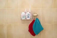 Etajeră baie fără găurire, cu adeziv – organizator duș cu suport săpun