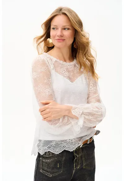 Bluza cu croiala lejera si dantela