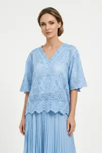 Bluza din bumbac brodat cu decolteu in V si maneci evazate, eleganta, bleu