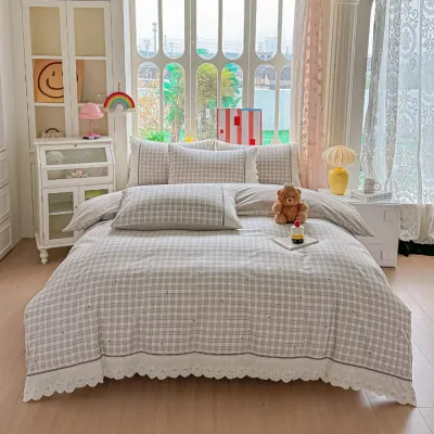 Lenjerie de Pat Premium, Bumbac 100%, cu Broderie si Volanase din Dantela, 4 Piese, Cearsaf cu Elastic, Alb, Bej, Carouri