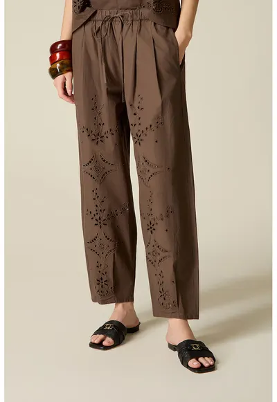 Pantaloni relaxed-fit cu perforatii - Maro