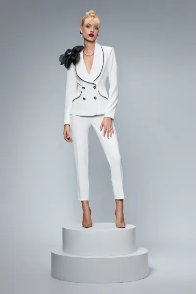 Compleu alb elegant prevazut cu vipusca neagra si floare detasabila