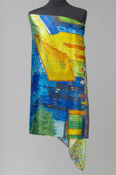 Esarfa cu doua fete, din matase, imprimata cu model inspirat dupa Cafeneaua de Van Gogh