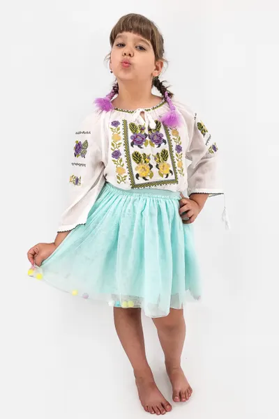 Ie traditionala fetite Clementina