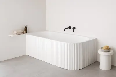 Cada baie freestanding riflata 170x80 cm, alb lucios, cu montare pe perete stanga, Glamour Invena