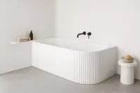 Cada baie freestanding riflata 170x80 cm, alb lucios, cu montare pe perete stanga, Glamour Invena