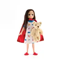 Păpușă Lottie cu pelerină roșie și ursuleț din pluș (18 cm)