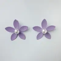 Cercei in forma de floare cu cinci petale si perla sintetica alba in mijloc, lila mat