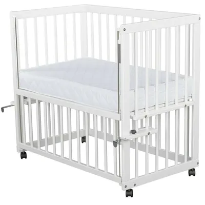 Patut co-sleeper, Qmini, Dalia, Multifunctional, 90x50 cm, Din lemn de pin, Reglabil pe orice treapta de inaltime la patul parintilor, Sistem de ancorare si roti cu frana incluse, Alb