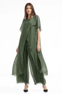 Compleu cu pantaloni lejeri si bluza fluida in colturi lungi, din matase si vascoza, kaki