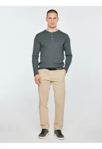 Bluza uni cu decolteu la baza gatului