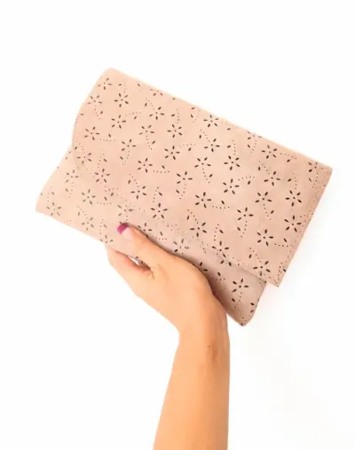 Plic cu efect dantelat roz pudra, din piele naturala intoarsa de efect ,handmade