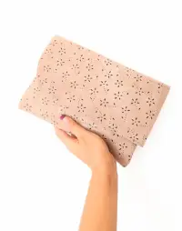 Plic cu efect dantelat roz pudra, din piele naturala intoarsa de efect ,handmade