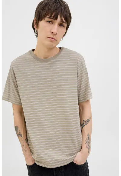 Tricou cu model in dungi si decolteu la baza gatului - Alb/Maro camel