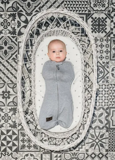 Saculet swaddle pentru infasat nou nascut + caciulita First Step bej Sleepee