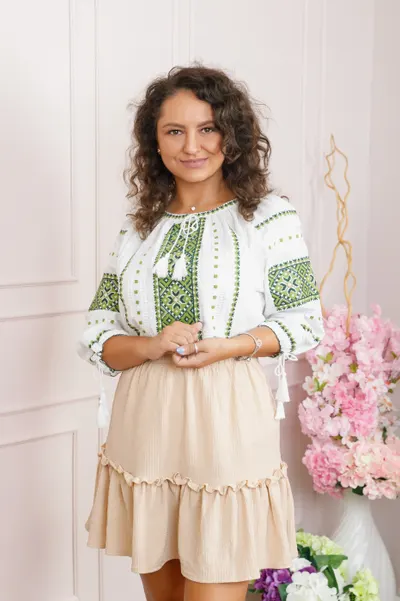 Bluza tip ie alba cu motiv geometric verde Paraschiva 09