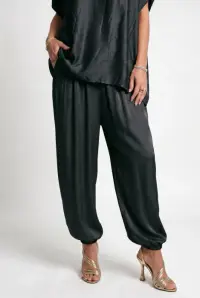Pantaloni din matase si vascoza satinata cu croi lejer si elastic la glezna, negri