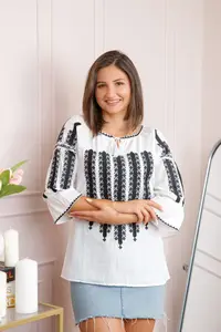 Bluza tip ie alba cu motiv geometric negru Sanda