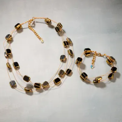 Set colier delicat cu elemente negre din sticla tip murano pe fire fine aurii si bratara