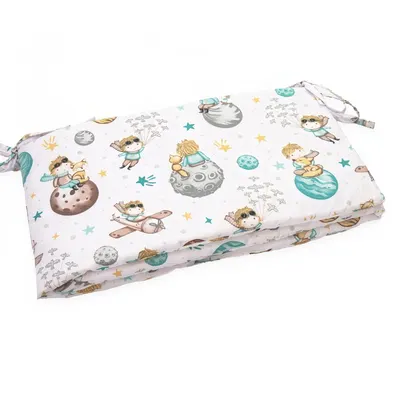 Protectie laterala pentru patut copii Kerstin Micul Print 180 x 30 cm, cu doua fete, suprafata din bumbac 100, prindere cu panglici