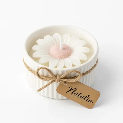 Lumânare mărturie personalizată – vas jesmonite, aspect ceramic 8×4,5 cm, margaretă - Parfumată